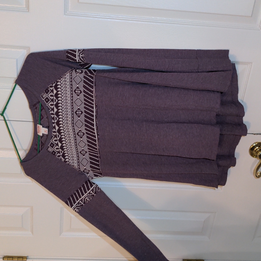 Cute Winter, Casual top.  Plum color, with cream accents.  Size SP
